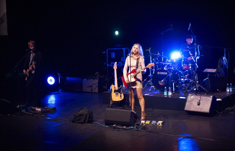 Liz Phair performs in London at debut of 'Dreamland'